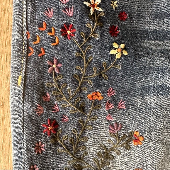 Driftwood Kelly Embroidered Jeans, pre-loved Size 27 with custom cut hem - Picture 10 of 12
